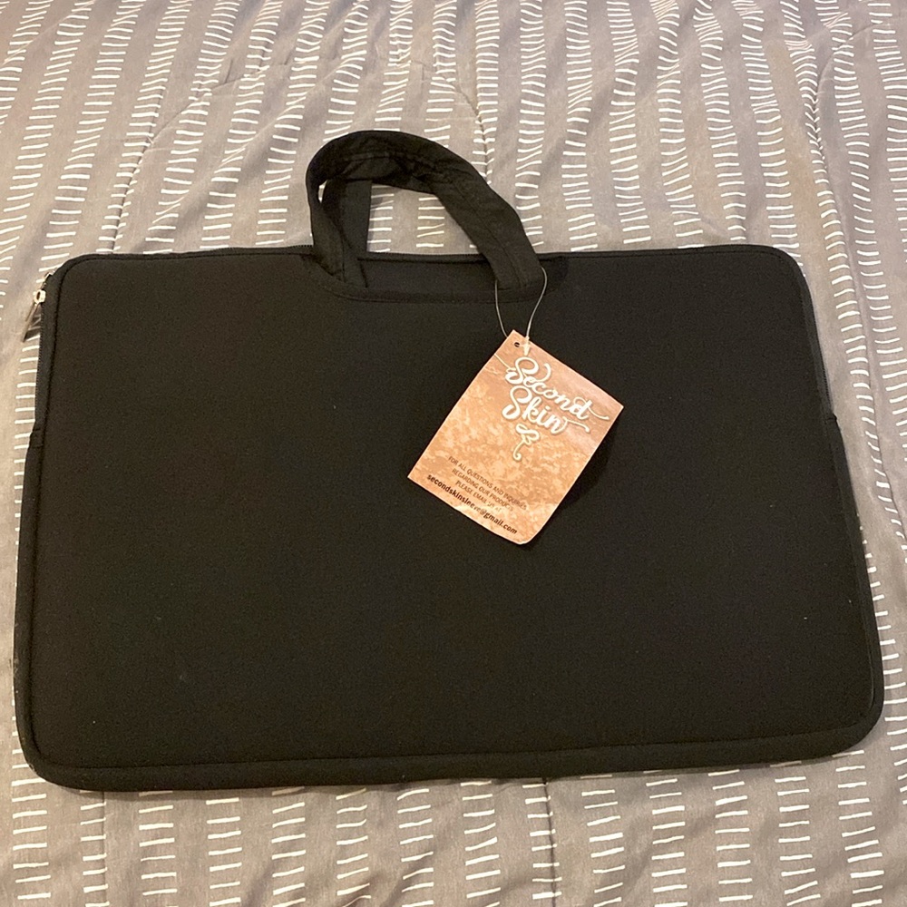Second Skin laptop sleeve with handle 17 inch black